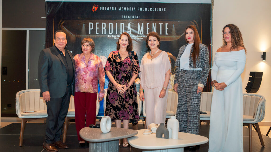 Grupo posa en el estreno de "Perdida Mente