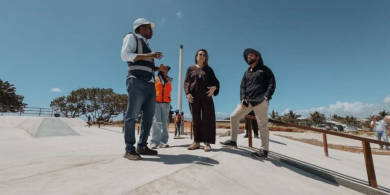 Carolina supervisa avances en cancha de fútbol y skate park del Malecón Deportivo