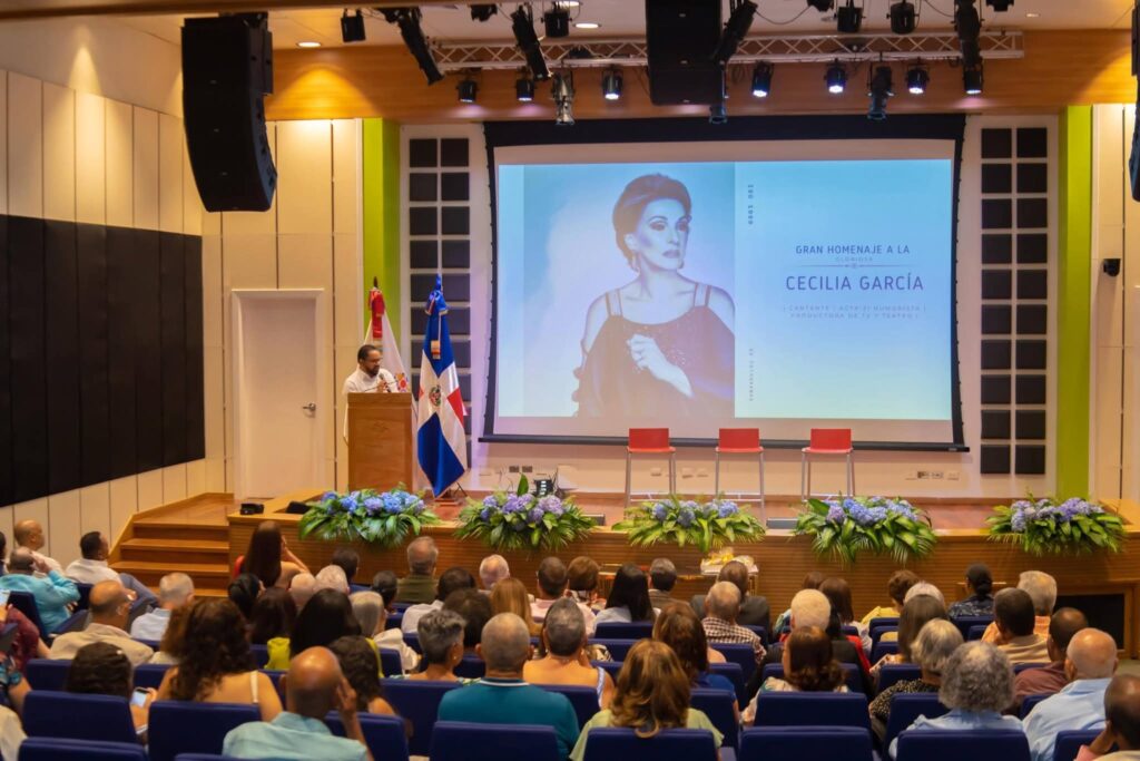 Homenaje a Cecilia García en sala con público