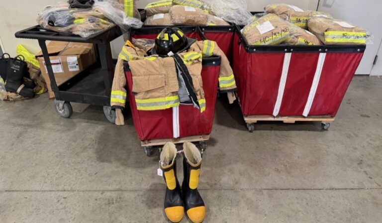 Comisionado Miami Dade González anuncia donación equipos excedentes a Bomberos de Santiago para fines educativos