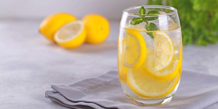 conoce los beneficios de beber agua con limón en ayunas