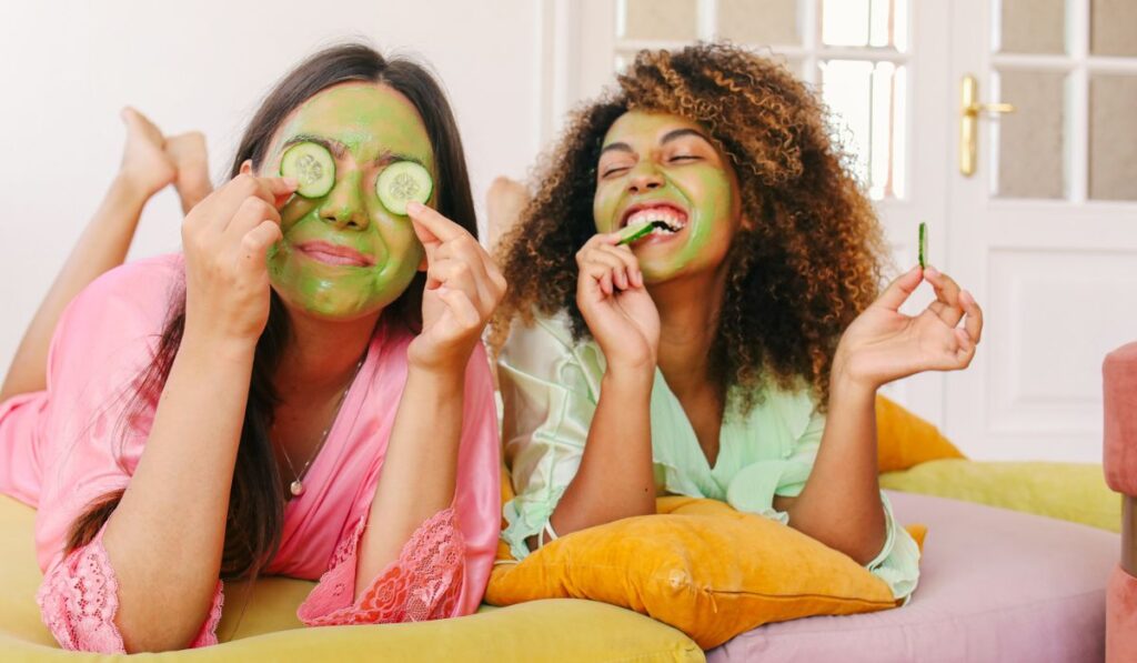 Dos mujeres con mascarillas verdes y rodajas de pepino en la cara