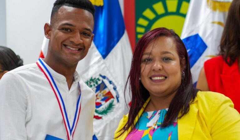 Dániel Lajara es reconocido por ADOCOC por su influencia en medios seculares