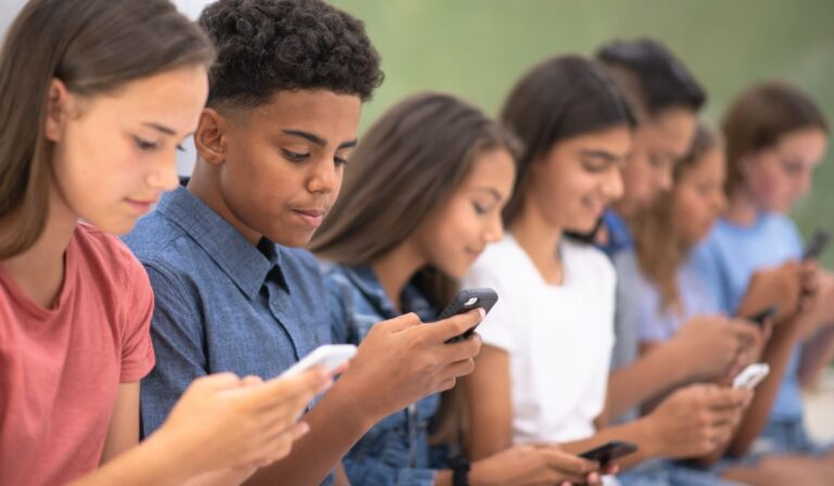 Desconectar para aprender: RD frena los celulares en clase
