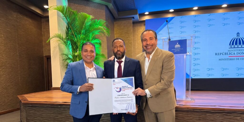 Hombres reciben certificado en evento oficial.