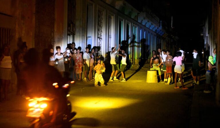 Doble golpe en Cuba: Fuerte sismo sacude el oriente de la isla en medio de apagón generalizado