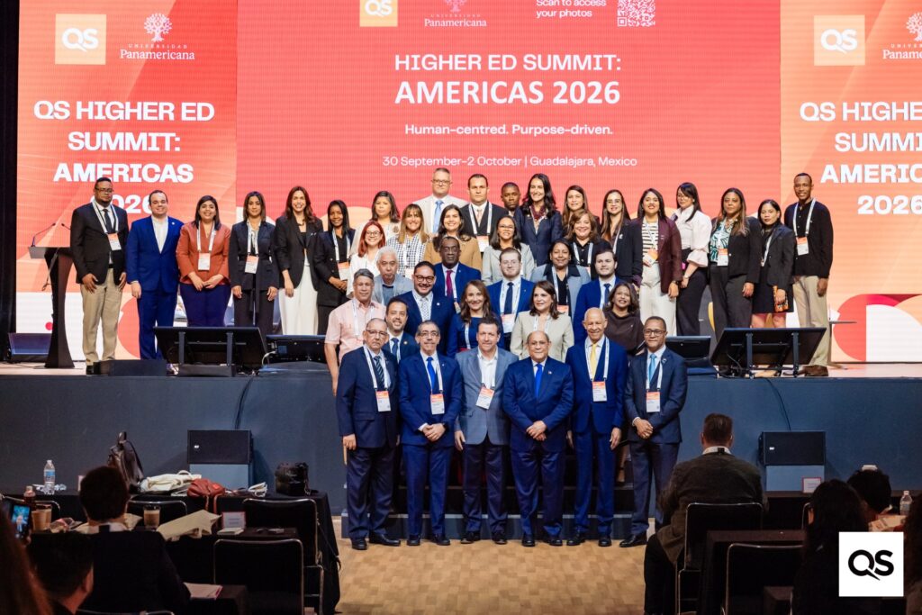 Grupo posando en el escenario del QS Higher Ed Summit: Americas 2026.