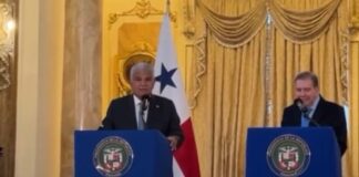El presidente electo de Venezuela, Edmundo González Urrutia, se reunió este miércoles 8 de enero, con su homólogo de Panamá, José Raúl Mulino. En horas de la mañana de este miércoles, González Urrutia llegó acompañado de su esposa, Mercedes de González, al Palacio de las Garzas, en el Casco Antiguo, donde fueron recibidos por el canciller panameño, Javier Martínez Acha. El líder opositor también sostuvo un encuentro con un grupo de expresidentes latinoamericanos que reiteraron el acompañamiento en “su tránsito para juramentarse y asumir el mandato constitucional para el cual fue electo” en Venezuela. González arribó la noche del martes al aeropuerto internacional de Tocumen donde lo esperó un grupo de residentes venezolanos que entonó el himno nacional y se reunió posteriormente con los cancilleres de Costa Rica, Panamá y Uruguay. González Urrutia asistirá también al “Acto de Reivindicación de la Democracia en Venezuela y América” en el que se espera la presencia de un grupo de cancilleres latinoamericanos y de los exmandatarios del IDEA, y además a un encuentro con la comunidad venezolana en Panamá.