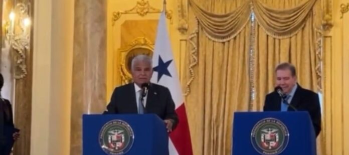 El presidente electo de Venezuela, Edmundo González Urrutia, se reunió este miércoles 8 de enero, con su homólogo de Panamá, José Raúl Mulino. En horas de la mañana de este miércoles, González Urrutia llegó acompañado de su esposa, Mercedes de González, al Palacio de las Garzas, en el Casco Antiguo, donde fueron recibidos por el canciller panameño, Javier Martínez Acha. El líder opositor también sostuvo un encuentro con un grupo de expresidentes latinoamericanos que reiteraron el acompañamiento en “su tránsito para juramentarse y asumir el mandato constitucional para el cual fue electo” en Venezuela. González arribó la noche del martes al aeropuerto internacional de Tocumen donde lo esperó un grupo de residentes venezolanos que entonó el himno nacional y se reunió posteriormente con los cancilleres de Costa Rica, Panamá y Uruguay. González Urrutia asistirá también al “Acto de Reivindicación de la Democracia en Venezuela y América” en el que se espera la presencia de un grupo de cancilleres latinoamericanos y de los exmandatarios del IDEA, y además a un encuentro con la comunidad venezolana en Panamá.