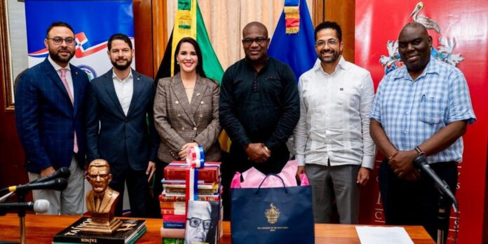 embajada dominicana dona 509 libros a la uwi en jamaica