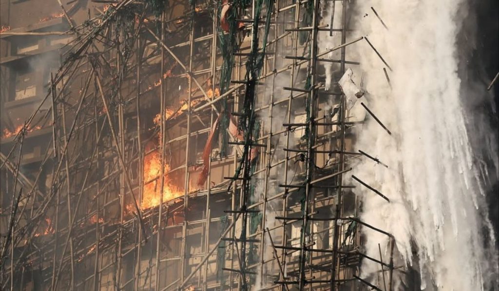 enorme incendio que envolvió varias torres de gran altura de un complejo residencial