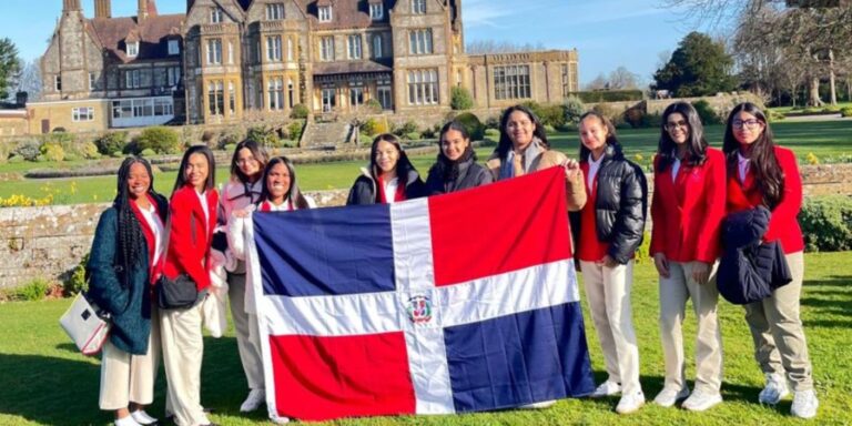Estudiantes del Saint Joseph School hacen historia en Londres y ganan el primer lugar en el Global Leadership Championship 2025