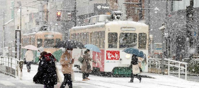 Fuertes-Nevadas-Paralizan-el-Centro-de-Japón-y-Causan-Caos-en-Transporte-y-Carreteras