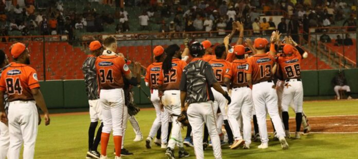 Grand slam de Francisco Peña da victoria Toros sobre Águilas