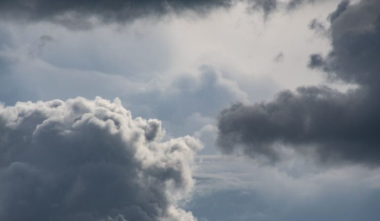 Vaguada genera lluvias, tronadas y ráfagas de viento