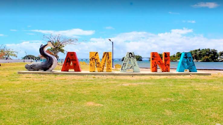 Letras gigantes de SAMANÁ con una escultura de ballena
