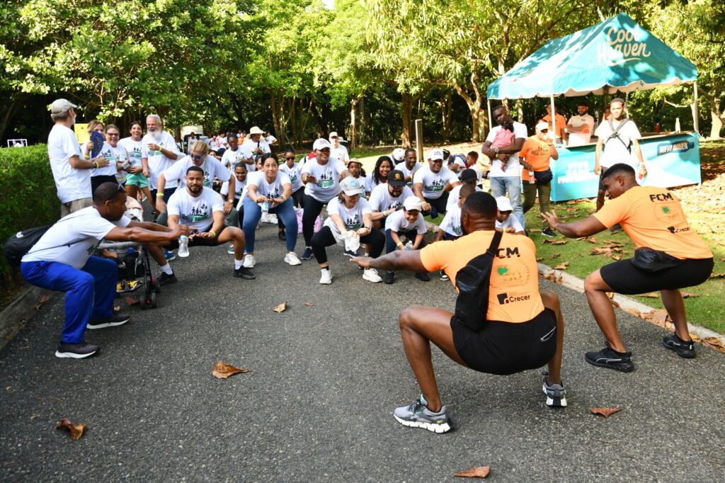 Grupo de personas haciendo sentadillas al aire libre.