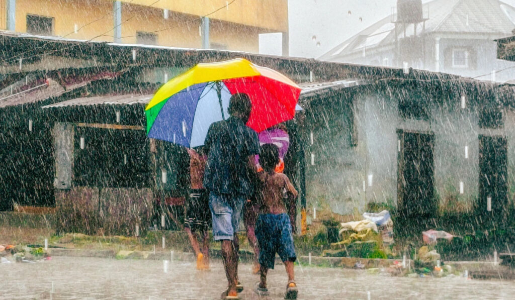 Niños bajo paraguas de colores durante una fuerte lluvia