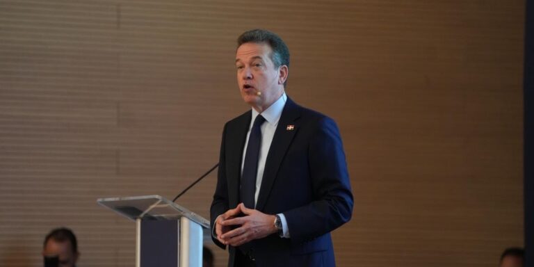 Ito Bisonó presenta en Santiago su libro Desde adentro: hacia el país que queremos