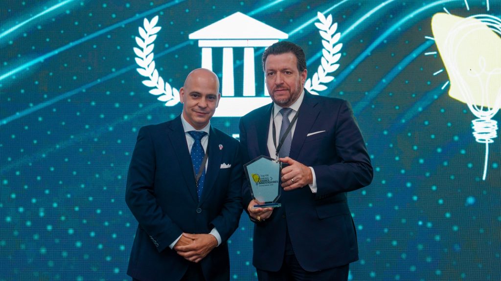 josu gómez barrutia, presidente de innovatec entrega placa del ranking de lideres innovadores 2025 al dr. josé alejandro aybar m. canciller de unicaribe (2)