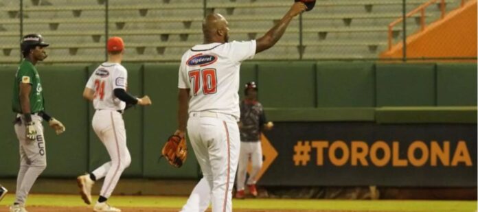 Jumbo Díaz se retira del béisbol