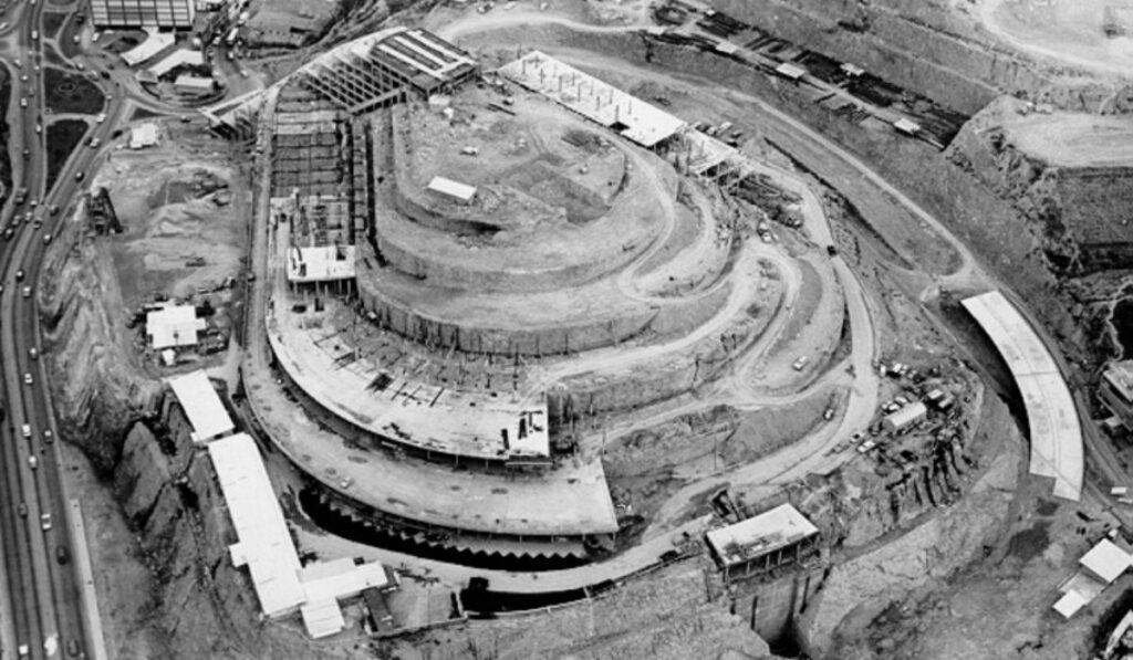 l proyecto quedó inconcluso y abandonado durante décadas.