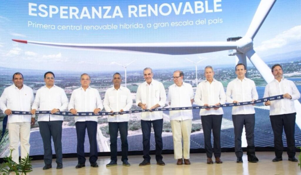 Hombres inaugurando la primera central de energía renovable híbrida.