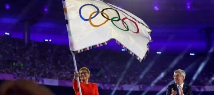 Los Ángeles 2028 recibe de París la bandera olímpica