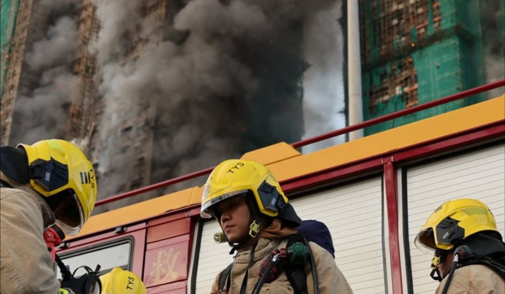 los bomberos lucharon contra las llamas, con un espeso humo negro saliendo de las torres de 31 pisos