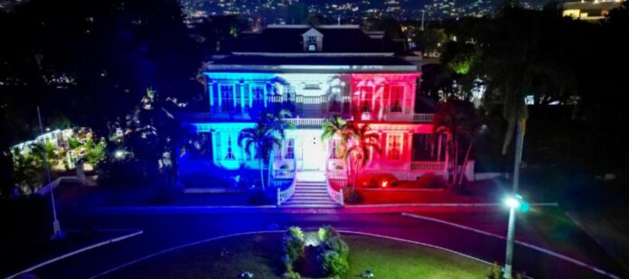 los colores de la bandera dominicana iluminan jamaica en la antesala de una histórica gala de independencia