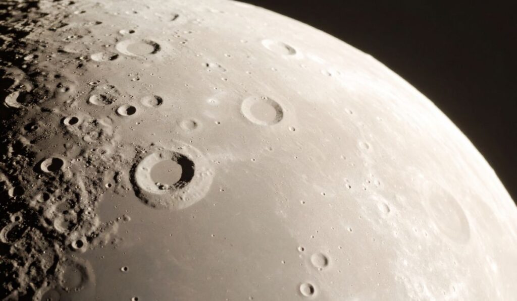 Primer plano detallado de la superficie de la Luna con cráteres.