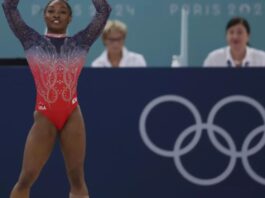 Madre de Simone Biles pide perdón a su hija y culpa a las drogas por haberla abandonado