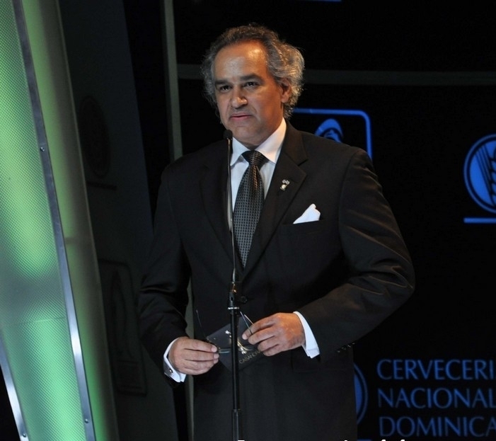 Hombre en traje negro hablando en un evento