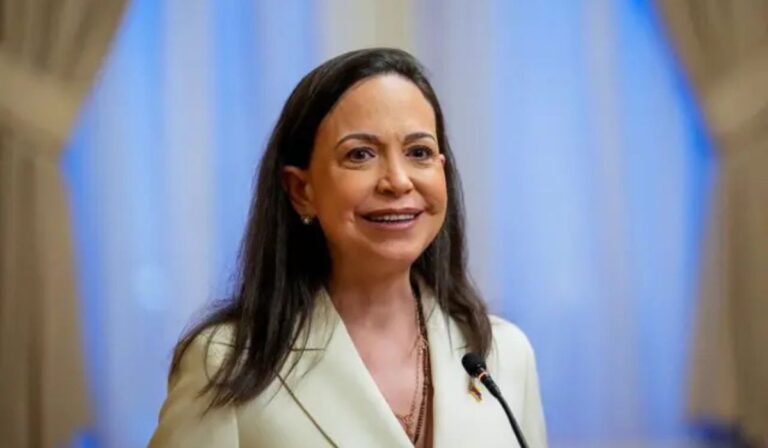María Corina Machado confirma su regreso a Venezuela en medio de la crisis global