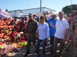 ministro bisono recorre mercado binacional de dajabon