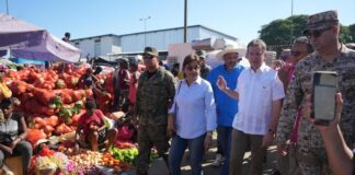 ministro bisono recorre mercado binacional de dajabon