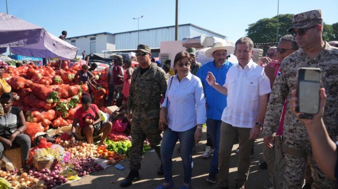 ministro bisono recorre mercado binacional de dajabon