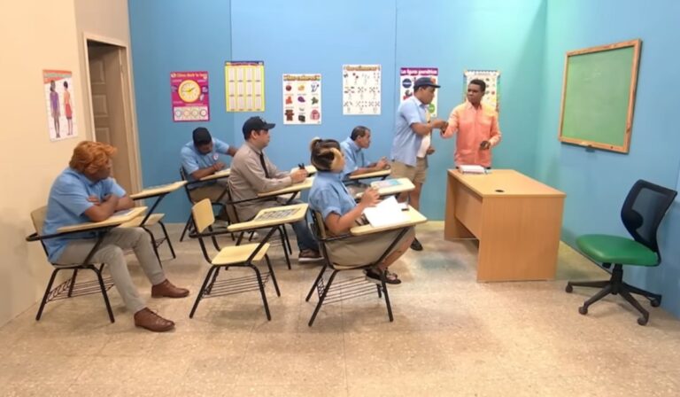 Niños muy traviesos reciben a una divertida profesora en el Show de Raymond y Miguel