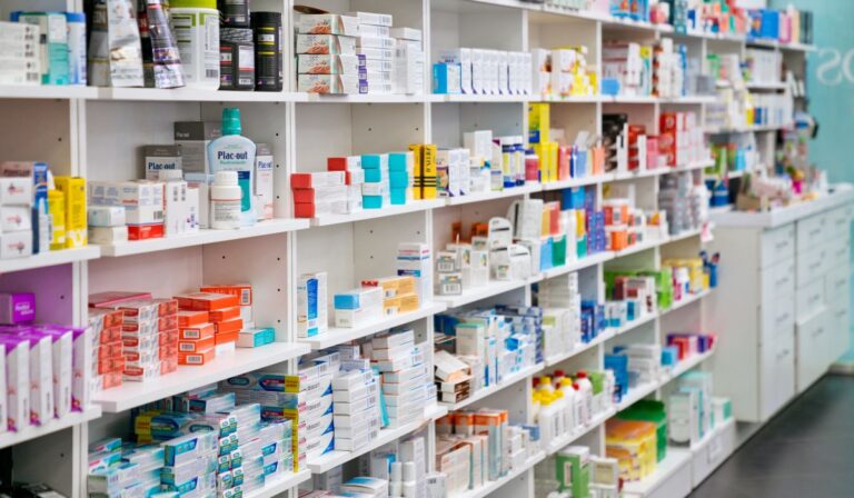 Nuria Piera presenta “Farmacias ahogadas»