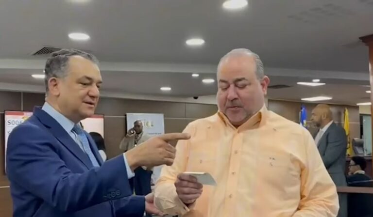 Personalidades de la Prensa Estrenan la Nueva Cédula