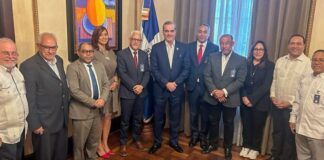 Presidente Luis Abinader recibe en Palacio Nacional una comisión de ADOPAE