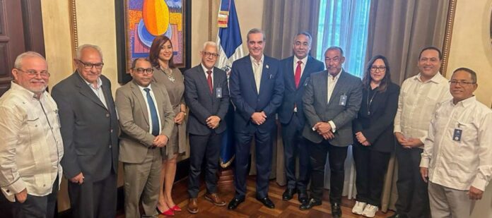 Presidente Luis Abinader recibe en Palacio Nacional una comisión de ADOPAE
