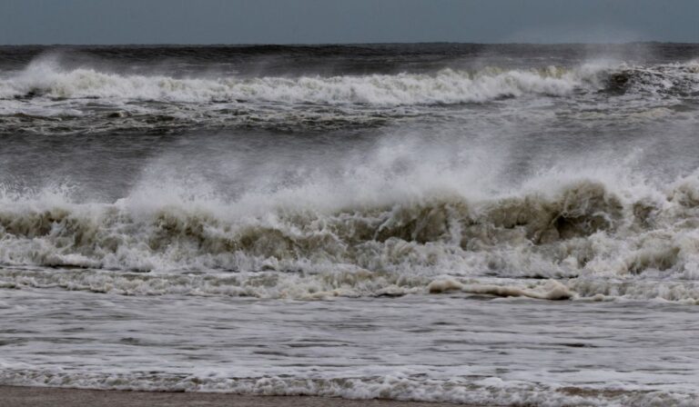 Pronóstico: Lluvias y oleaje peligroso este lunes