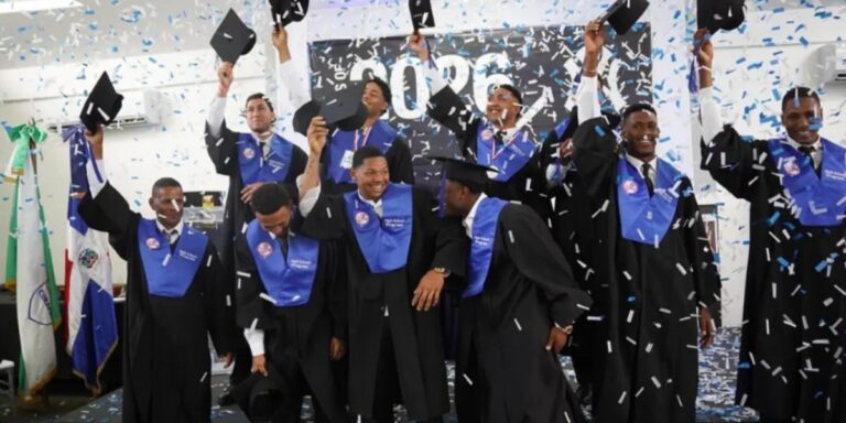 Prospectos de los Yankees en RD se gradúan de bachiller y celebran su doble meta: estudio y béisbol