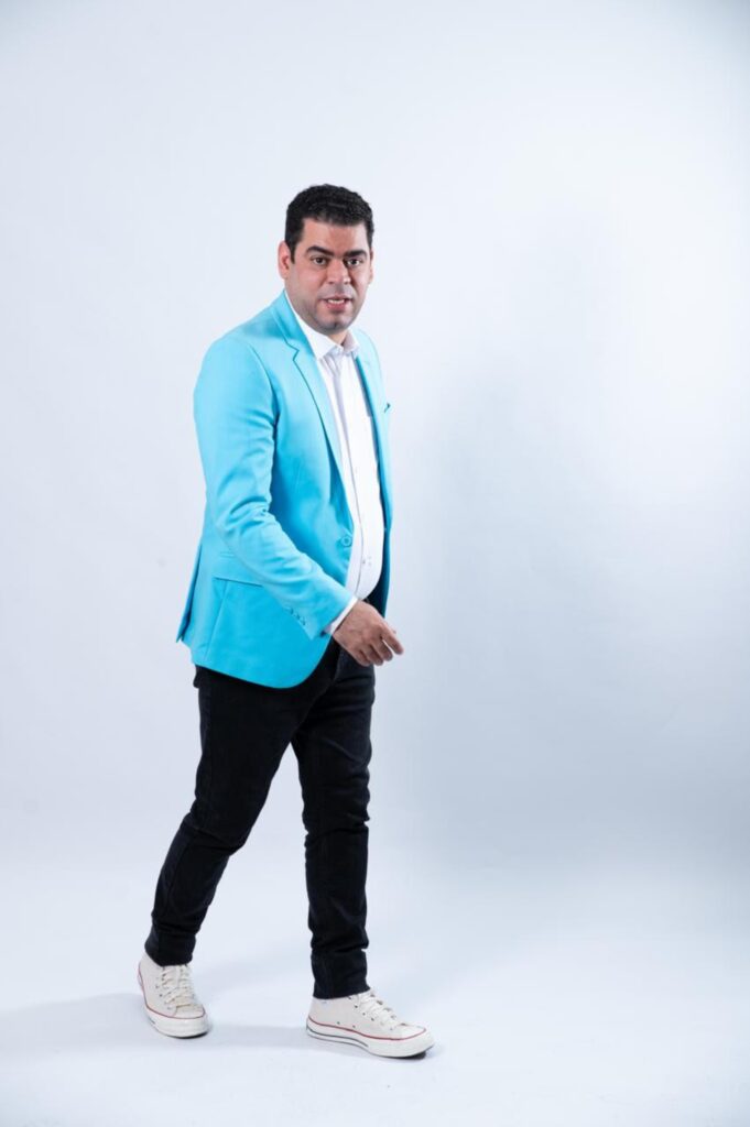 Hombre con chaqueta azul turquesa y zapatillas blancas