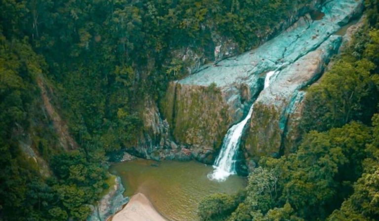 Salto de Jimenoa el Monumento Natural en la Provincia de la Vega