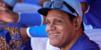 sammy sosa visita el campo de entrenamientos de los cachorros de chicago