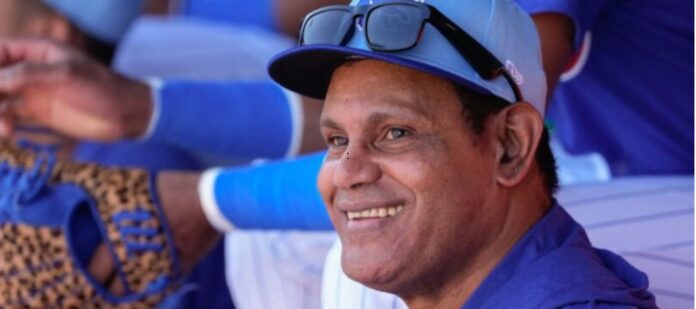 sammy sosa visita el campo de entrenamientos de los cachorros de chicago