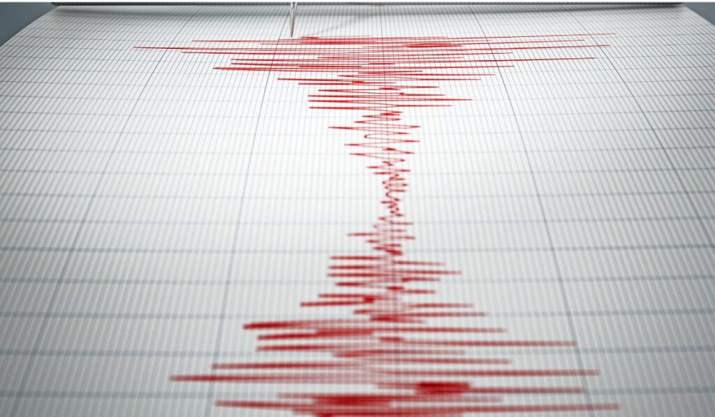 Gráfico de sismógrafo mostrando la actividad de un terremoto en rojo.