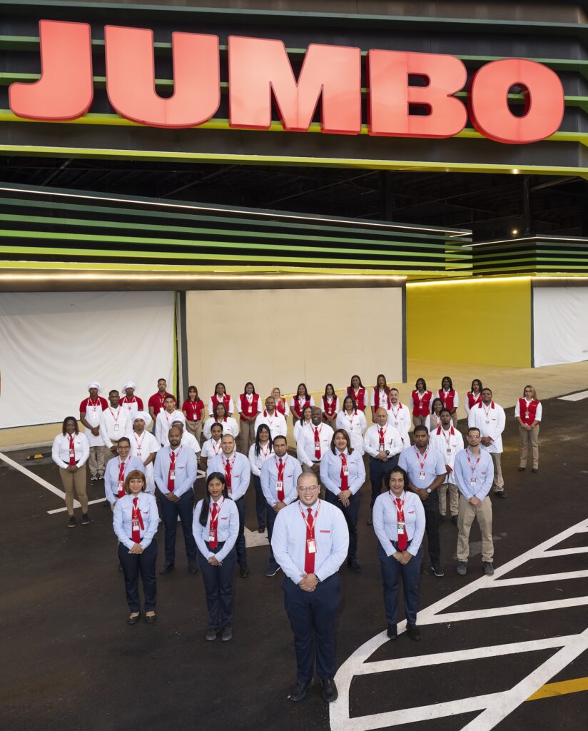 secundaria colaboradores en la fachada de jumbo patio embajada